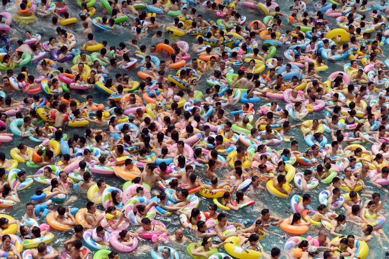 Crowds escape the 2015 heatwave in the pool in Suining, China