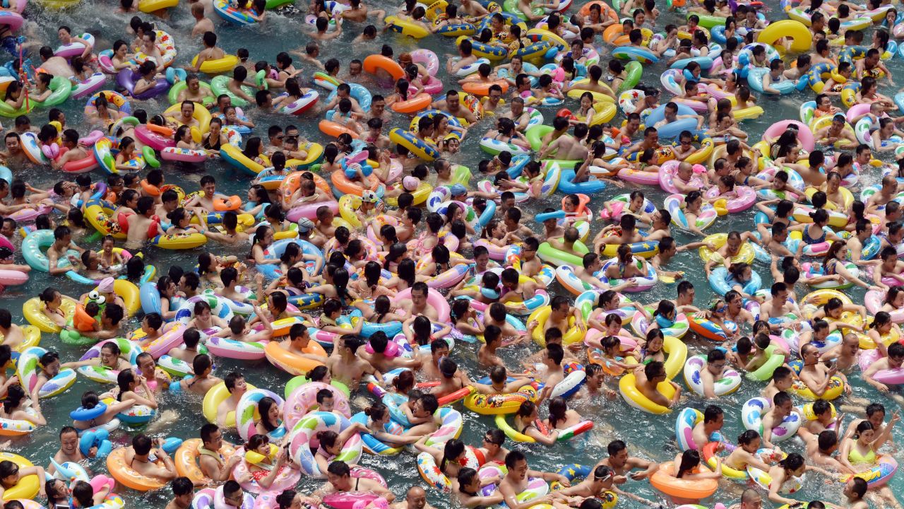 Crowds escape the 2015 heatwave in the pool in Suining, China