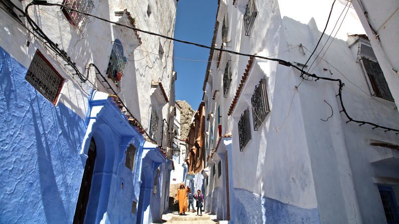 In this typical Choauen streetscape, the textured lower half and the whitewashed upper half of the walls are remarkably similar to those seen in villages like Campo de Criptana in the south of Spain. Various gradients of blue can be seen within the ramparts of Choauen's medina. Over time they are discolored by dirt, mold and dust to create purple and green shades. 