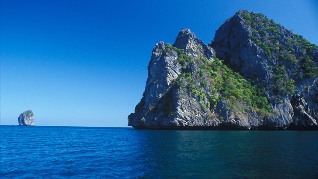 Locals can sometimes be seen climbing through thick ropes to look for the edible nests of the swiftlet birds, which make their homes on these three small karst outcrops. 