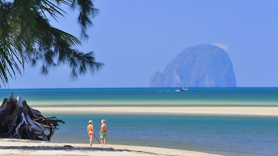 From Koh Kradan, three smaller islands can be seen offshore: Koh Ma, Koh Chueak and Koh Wan.