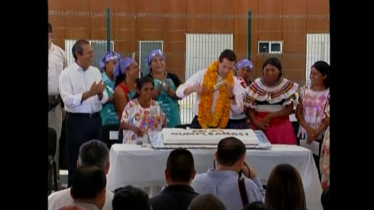 cnnee vo pena nieto drop cake birthday _00001019.jpg