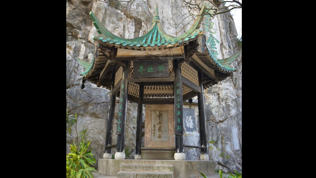 A small pavilion sits at the foot of Solitary Beauty Peak. In China, pavilions serve as more than just a place for rest and shelter. They often commemorate important events. 
