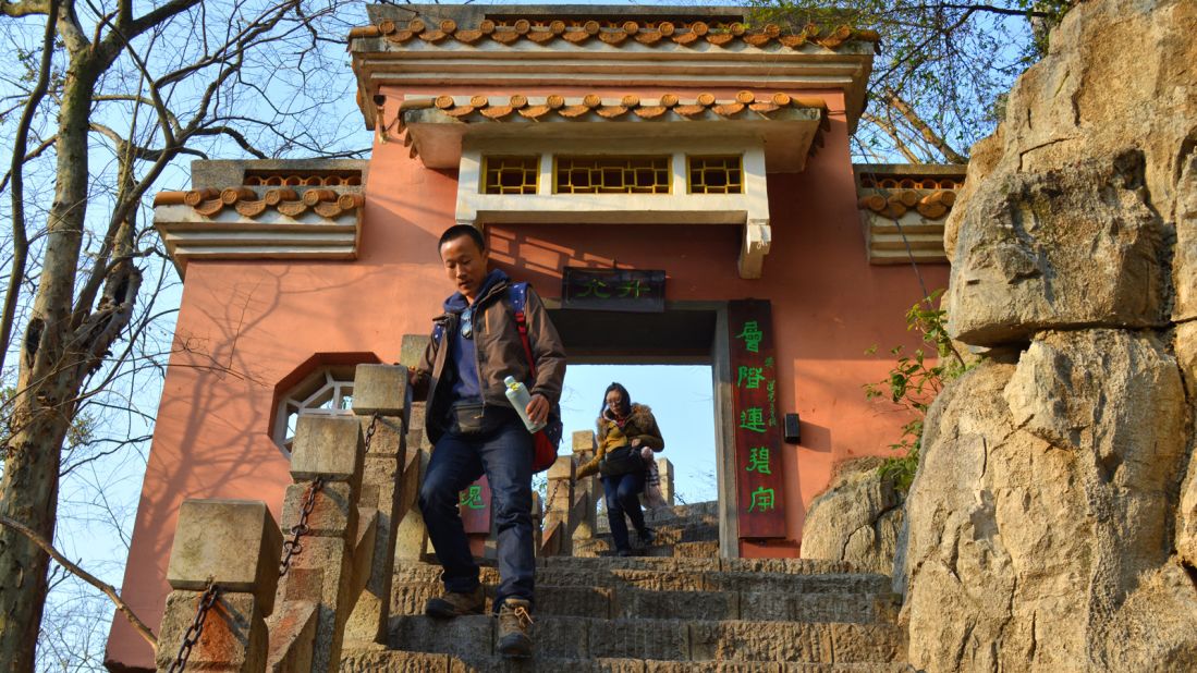 There are 306 steps leading to the top of Solitary Beauty Peak, where breathtaking aerial views of the palace await. A temple is located at the top. 
