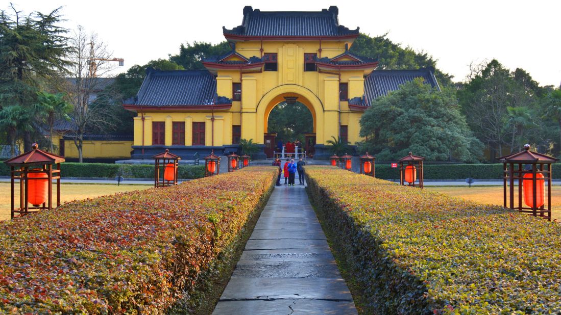 Jingjiang Princes' City is a former royal complex surrounded by a 1.5 kilometer-long perimeter wall. The Princes' Path connects Chengyun Gate with Chengyun Palace.