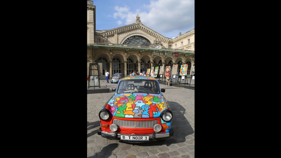 To celebrate the 25th anniversary of the fall of the Berlin Wall, in spring 2015 the free exhibition Art Liberte saw 30 customized Trabant cars displayed outside Gare de l'Est. 