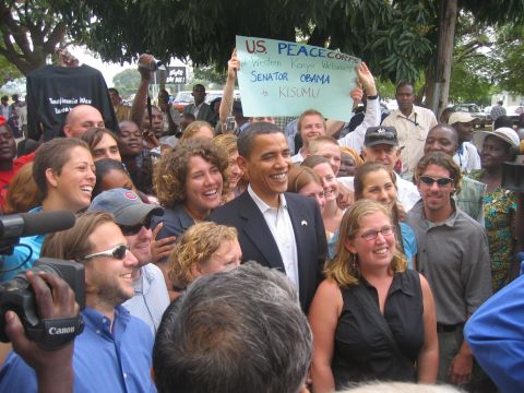 Peace Corps volunteers from the United States were pleased to run into Obama in Kisumu, Kenya.
