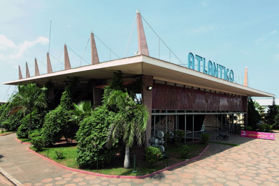 Built in 1963, Cine Atlântico in Luanda was designed by architect António Ribeiro dos Santos and revised by engineer Eduardo Paulino for Angola Filmes. Its very first screening was My Fair Lady.