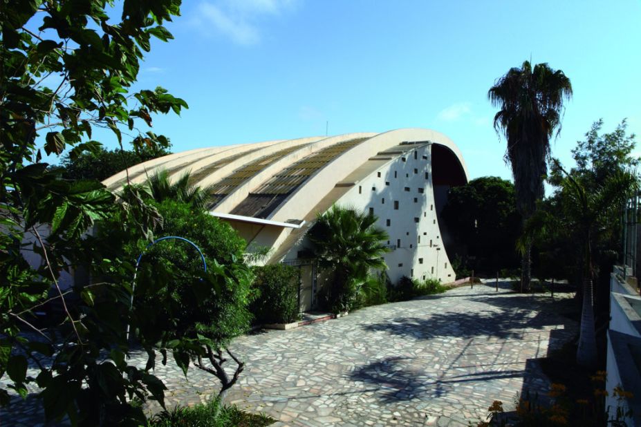 Its roof is formed of beams that create an arch springing from the front base of the stalls to the rear of the projection screen, emulating the leaping movement of an impala. Photography: Walter Fernandes/Goethe-Institut Angola