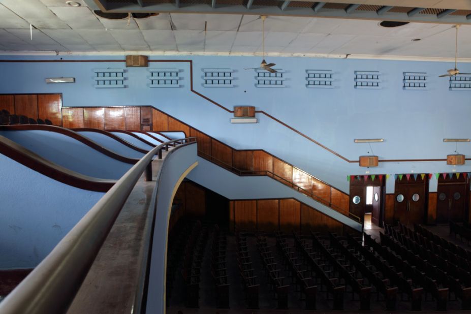 Previously owned by the Benguela Railroad Workers Association, Cine-Teatro Impérium was closed for many years.