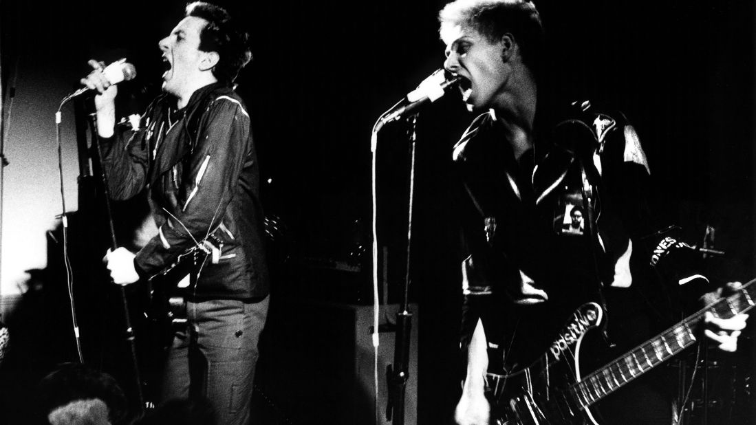 Days of Punk' exhibit showcases images of The Clash, Dead Kennedys and more  – Daily News
