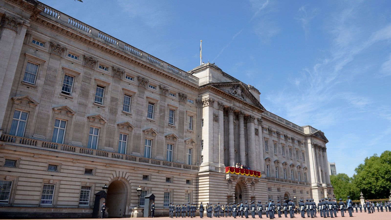 A Sneak Peak At The Gardens Of Buckingham Palace - Living London