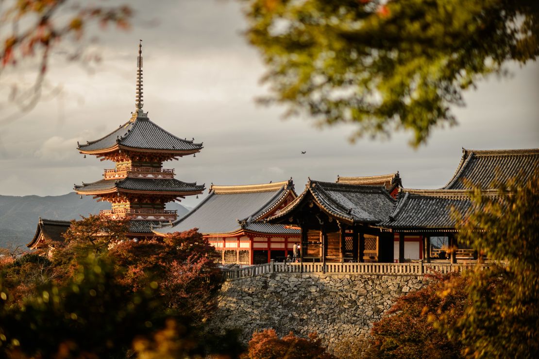 Kiyomizu-dera: Hard to look any more Japanese.