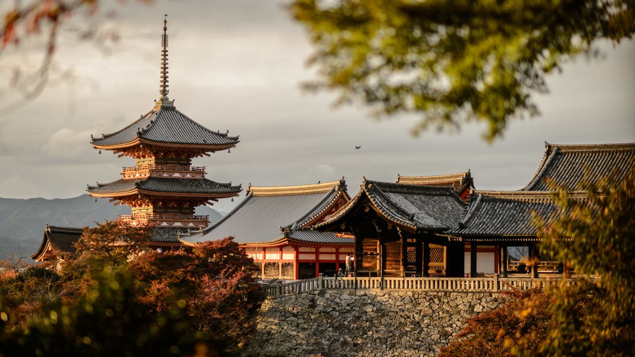 Kiyomizu-dera: Hard to look any more Japanese.