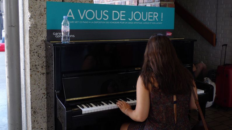 In a recent initiative by Gares & Connexions, free-to-play pianos have been set up in public spaces at Gare de Bercy and elsewhere. 