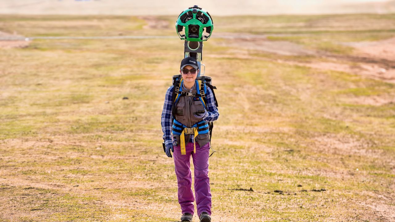Ariantuul, a Google Trekker operator, has climbed Mongolia's 1,600-meter Khar Zurkh Uul mountain with the 18-kilogram (40 pounds) contraption strapped to her back.