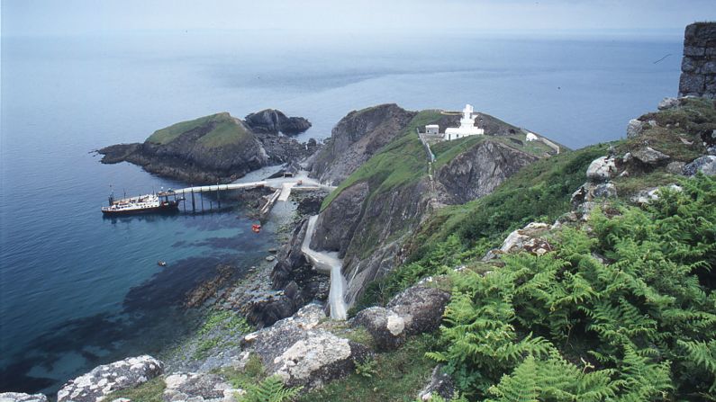 A small population lives on Lundy full time, but day trips are easy to arrange from the mainland. It's also possible to stay in one of the few houses, which are maintained by the<a href="http://www.landmarktrust.org.uk/" target="_blank" target="_blank"> Landmark Trust</a>.
