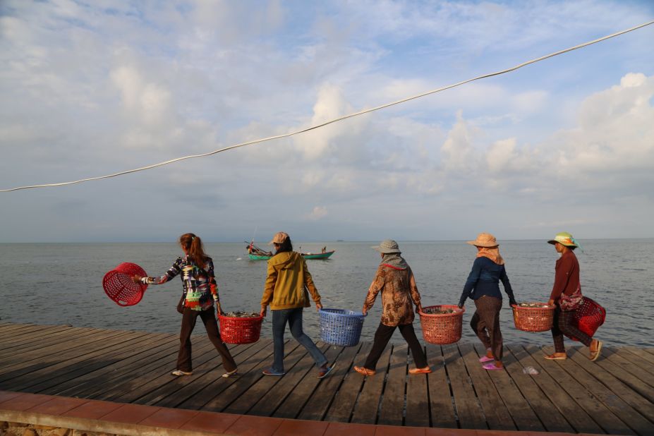 Women haul crabs down the dock to a crab market about 100 feet away. "Until that moment they had been carrying the baskets individually one at a time," said <a href="http://ireport.cnn.com/docs/DOC-1205041">Brian Clopp.</a> "The image of unity and cooperation stood out as I watched this human chain form and walk together. They were having so much fun with it, and moving as one, it was a surreal sight to see."