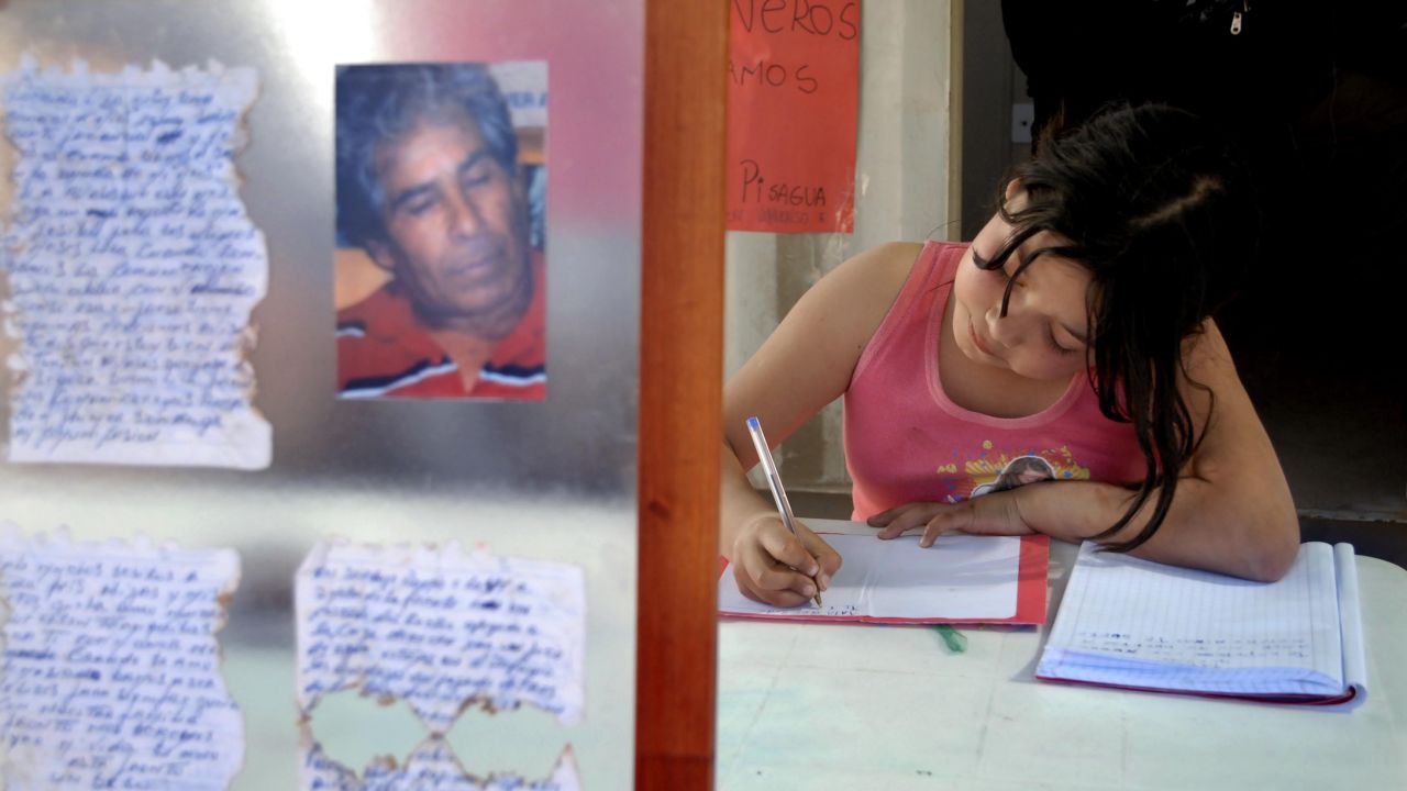 Marion Gallardo, the granddaughter of trapped miner Mario Gomez, writes a letter to her grandfather on August 25.
