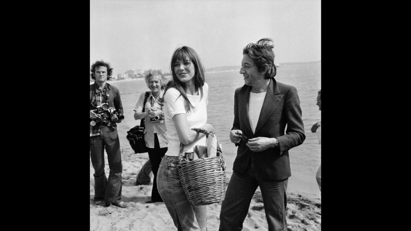Before the Birkin Bag was introduced in 1981, Jane Birkin was most often photographed carrying a wicker basket, as a purse. 