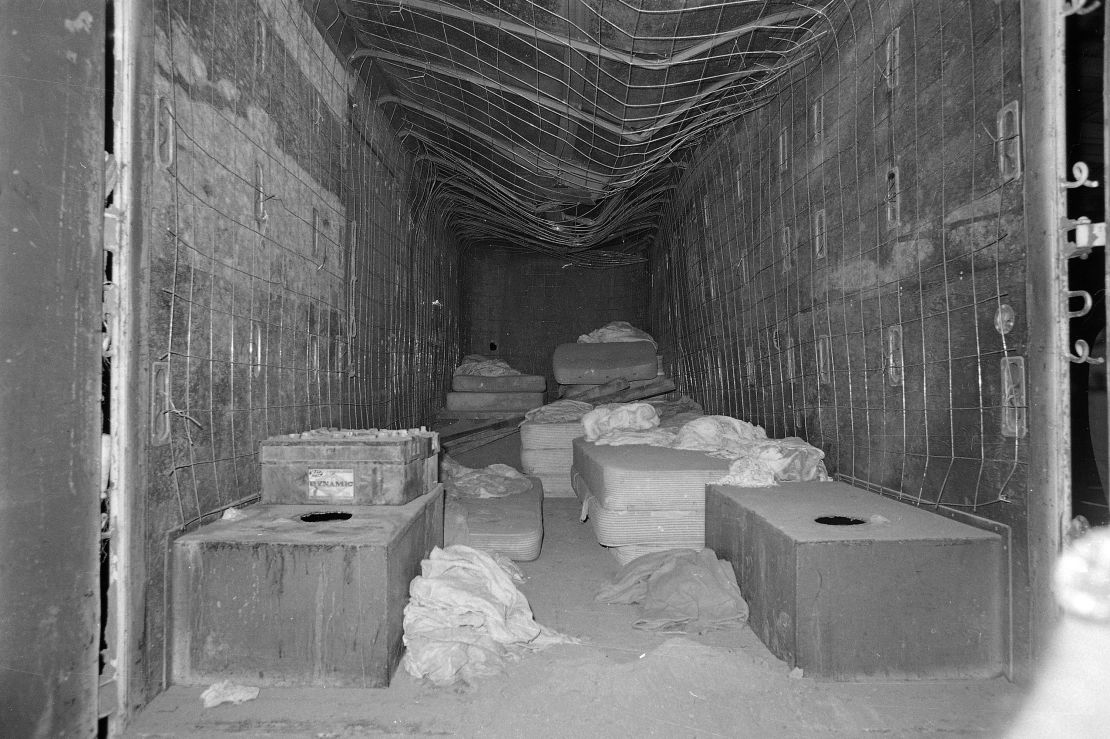 Kidnappers trapped 27 people in a buried moving van, the inside covered with wire.
