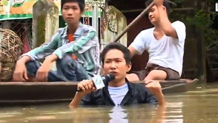 Reporter submerged while covering Myanmar flooding
