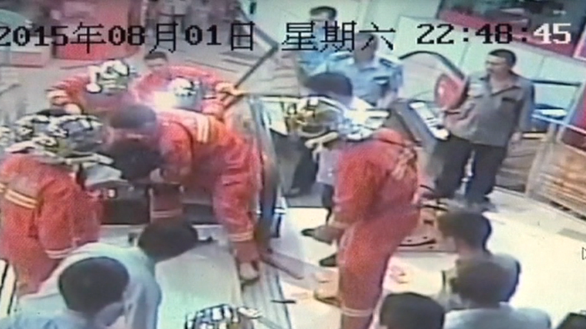 china escalator mall accident man 3