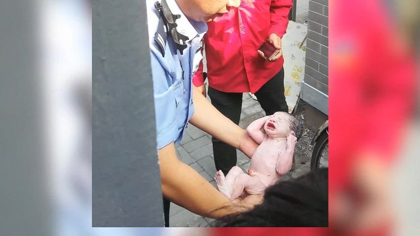 newborn baby pulled alive from toilet beijing_00001413.jpg