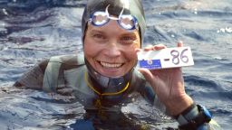 Villefranche-sur-Mer, FRANCE:  Russian Natalia Molchanova shows the minus 86 metres tag that gives her a win in the first women's free-diving world championship 03 September 2005 in Villefranche-sur-Mer. Molchanova retained her world champion status.