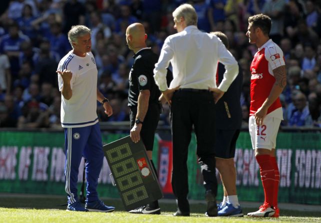 Arsenal manager Arsene Wenger (back turned) ended a 13-match winless run against his Chelsea counterpart Jose Mourinho (left). 
