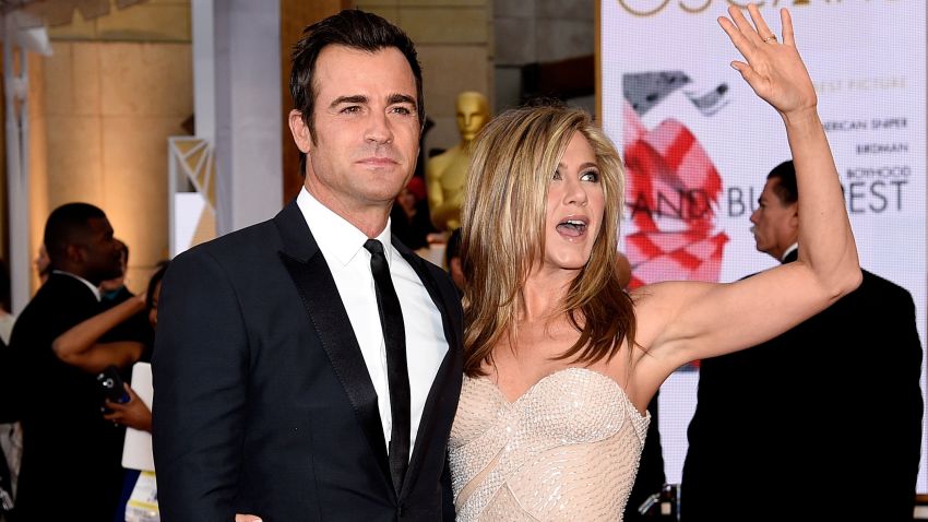 HOLLYWOOD, CA - FEBRUARY 22:  Actor/screenwriter Justin Theroux (L) and actress Jennifer Aniston attend the 87th Annual Academy Awards at Hollywood & Highland Center on February 22, 2015 in Hollywood, California.  (Photo by Kevork Djansezian/Getty Images)