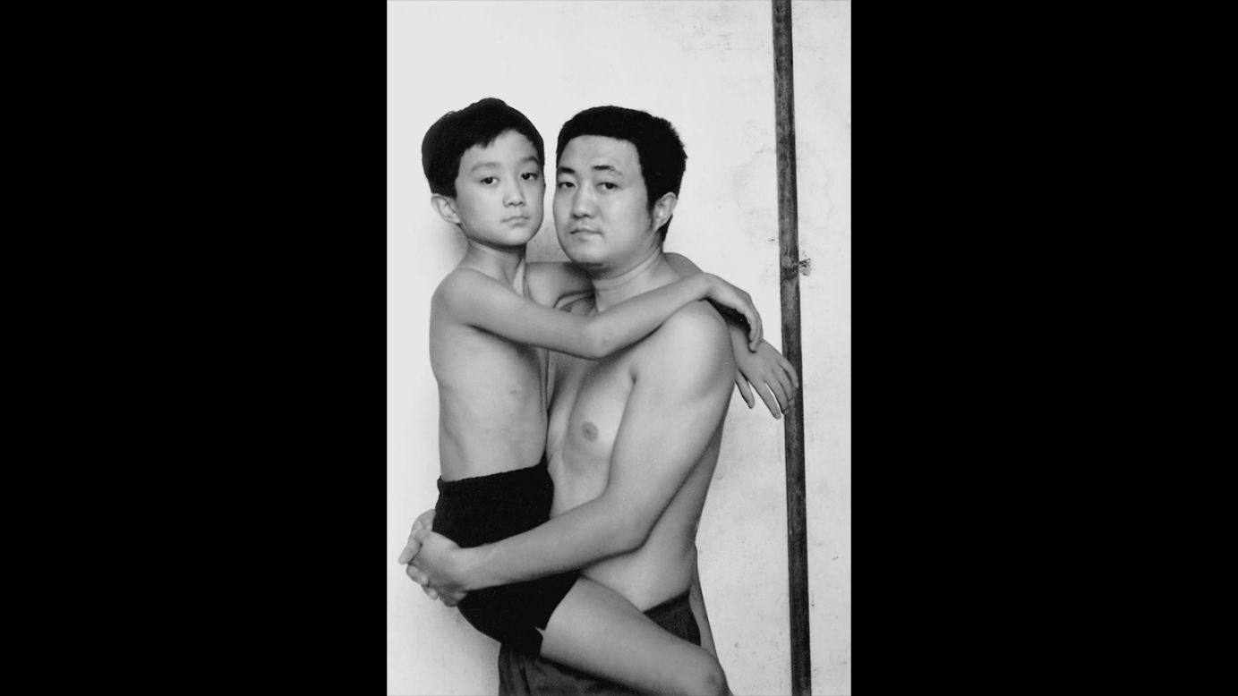 The last year Tian Li was carried by his father in the photo.