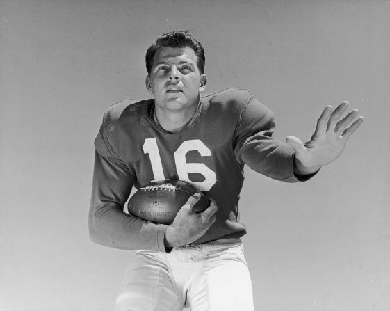 Former NFL star and longtime sportscaster <a href="index.php?page=&url=http%3A%2F%2Fwww.cnn.com%2F2015%2F08%2F09%2Fus%2Ffrank-gifford-dies%2Findex.html" target="_blank">Frank Gifford</a> died August 9 at his Connecticut home, his family said. He was 84.