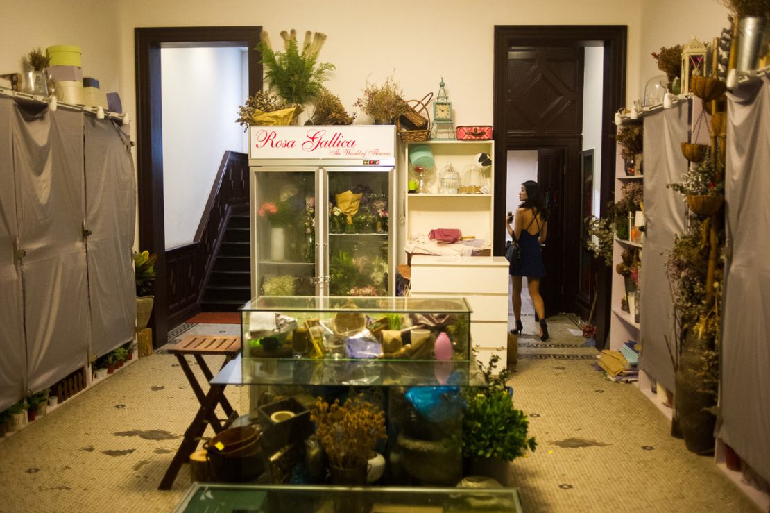 This flower shop welcomes very well-dressed customers. 