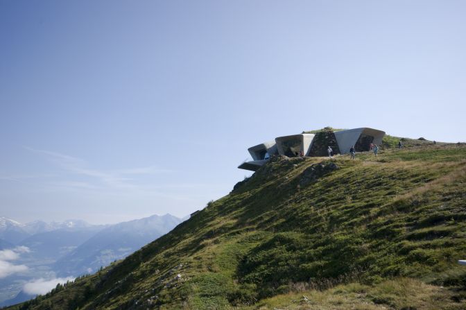 At the lowest floor, visitors pass by glass-enclosed viewing windows and arrive at a terrace from which they can enjoy a 240-degree panorama, spanning from the Zillertal Alps to the Ortles-Ortler to the Dolomites.