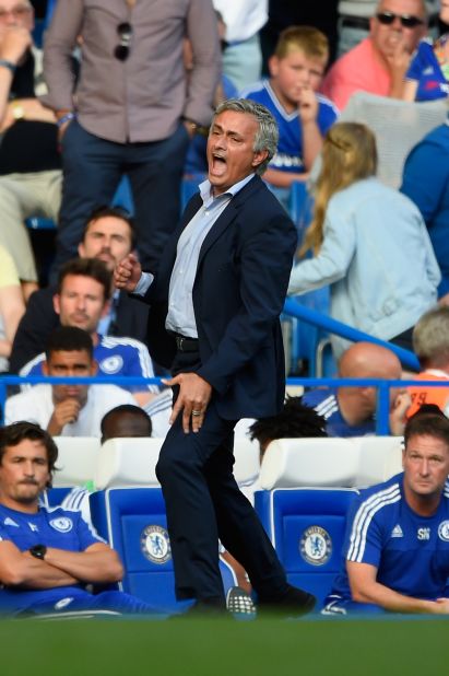 Mourinho, who publicly criticized his medical team after the match, vents his anger on the touchline.
