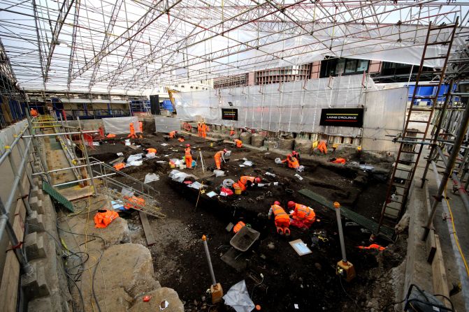 The approximately 30 bodies appear to have been buried on the same day and a gravestone nearby in the Bedlam burial ground is dated 1665, adding weight to the theory that they died in the outbreak of that year.