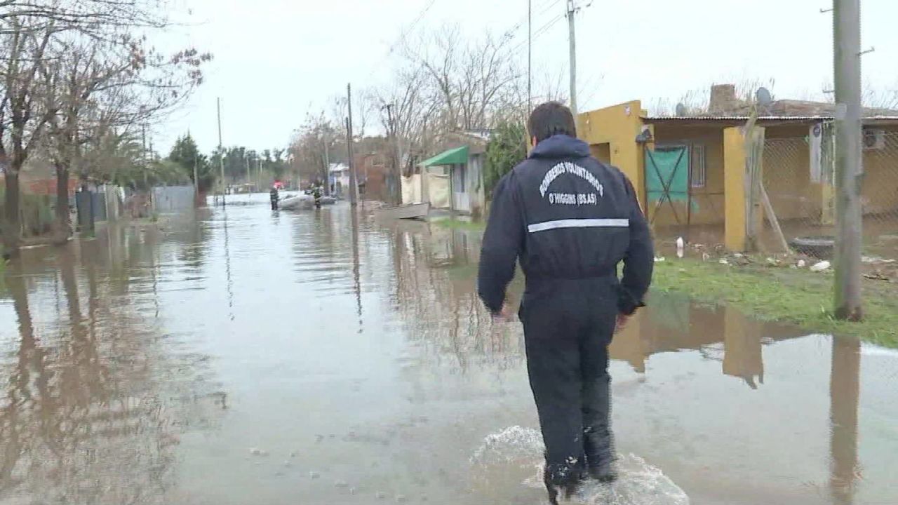 cnnee pkg laje argentina floods_00001905.jpg