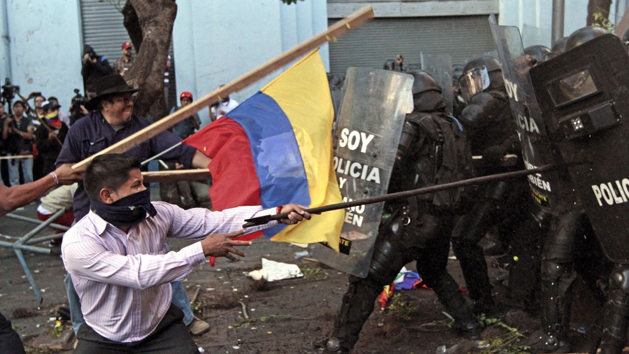 Riot policemen clash with demonstrators in Quito, Ecuador on August 13, 2015, during a strike organized by opposition indigenous groups and unions. Demonstrators took to the streets around Ecuador on Thursday to protest President Rafael Correa's moves to seek a fourth term, but the leftist leader declared that plans for a paralyzing general strike had failed. 