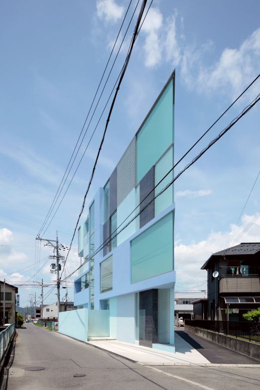 No, you're not seeing things. This concrete and glass apartment building from Tokyo firm <a href="http://www.easterndesignoffice.com/" target="_blank" target="_blank">Eastern Design Office</a> is built on a triangular lot, and appears flat when viewed from certain angles.