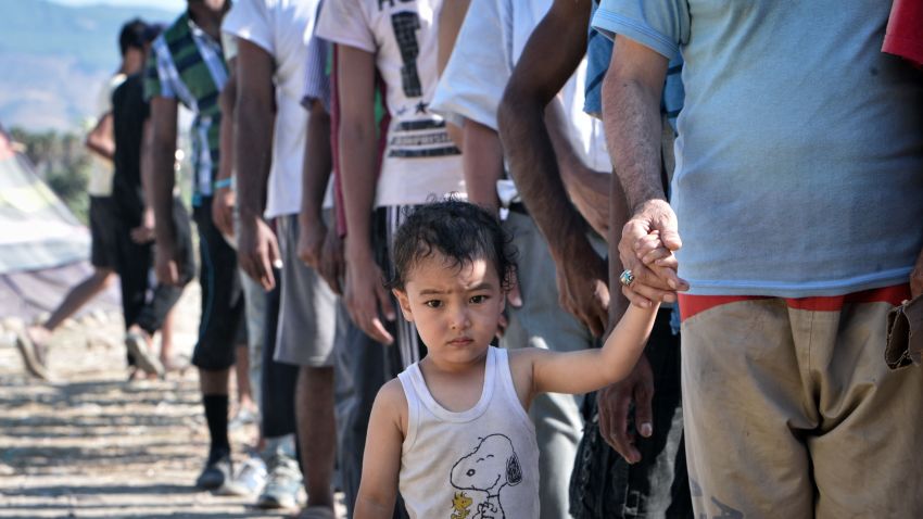 Migrants queue during a food distribution organized by the local organisation "Kos solidarity" outside the abandoned Captain Elias hotel, where hundreds of migrants have found temporary shelter, on August 17, 2015. The carcass of an abandoned hotel on the Greek island of Kos has become a grim shelter for scores of migrants fleeing war and poverty as Europe faces its worst refugee crisis in decades. AFP PHOTO / LOUISA GOULIAMAKILOUISA 
