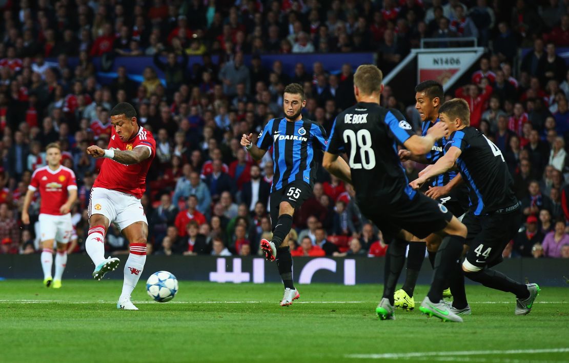 Memphis Depay equalizes for Manchester United against Club Brugges in the Champions League playoffs.