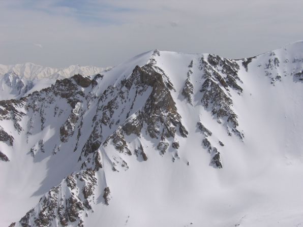 Mountain engineers in Dizin don't use dynamite to create controlled avalanches, meaning off-piste areas need to be thoroughly assessed. Guides ensure greater safety.