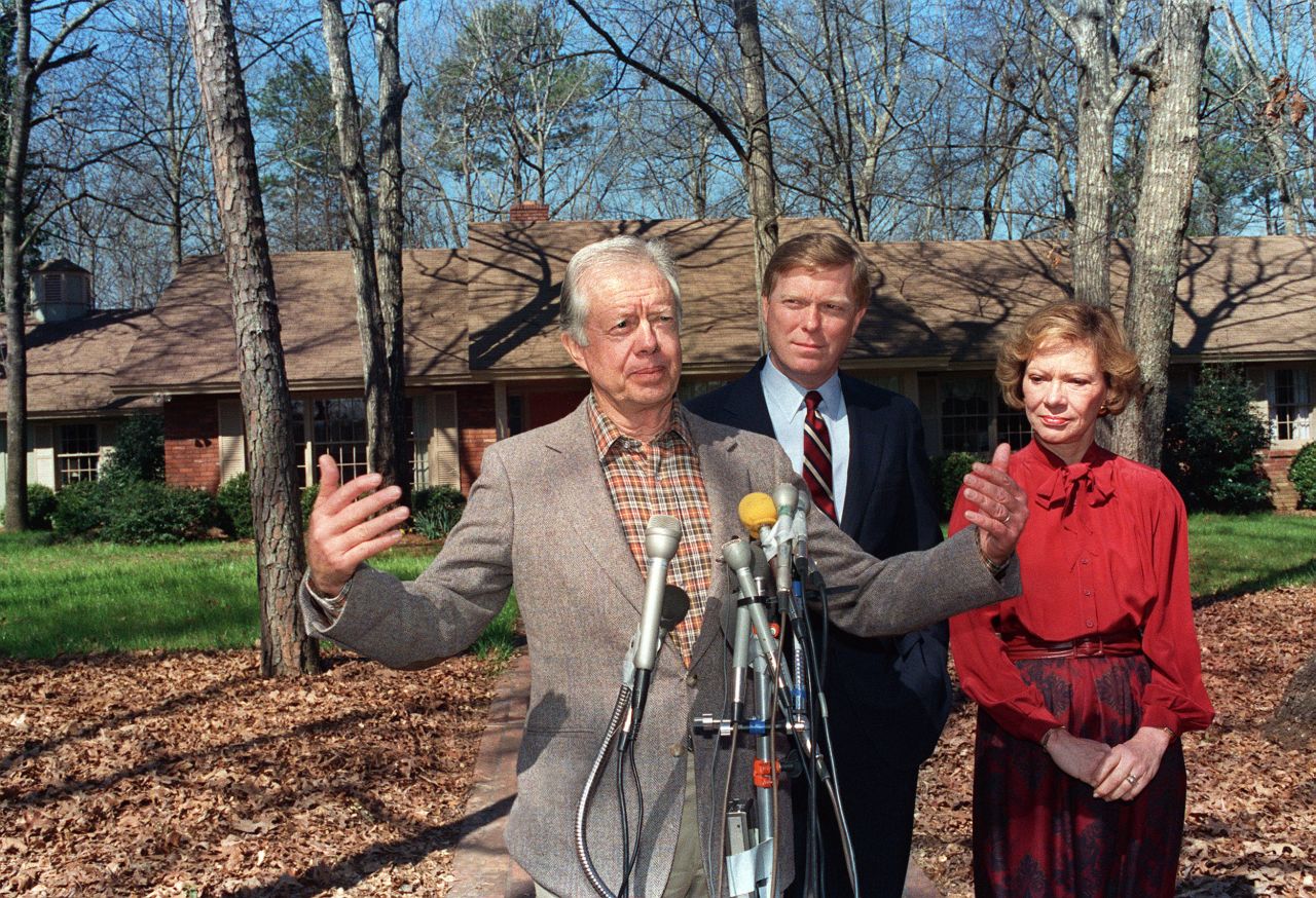 Carter addresses the media outside his residence in Plains, Georgia, next to his wife and Democratic presidential hopeful Richard Gephardt in March 1988.