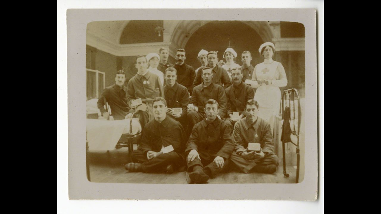 During World War I, she served as a nurse. She is seen here (in the top row, third from left) with soldiers at Christmas 1914. She met her first husband, Archie Christie, a soldier and later airman, during this period.