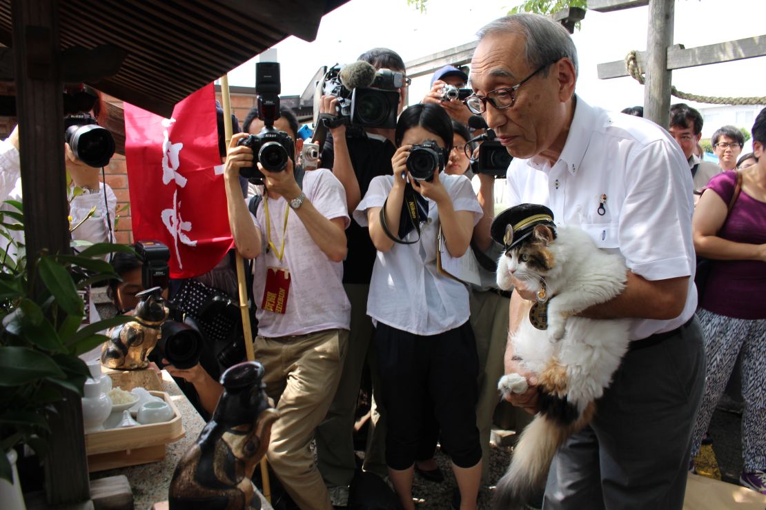 Nitama visited her mentor's shrine with railway boss Mitsunobu Kojima.