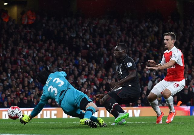 Arsenal's former Chelsea goalkeeper Petr Cech did well to deny Liverpool's new striker Christian Benteke from close range in the 39th minute after a low cross by Philippe Coutinho. 