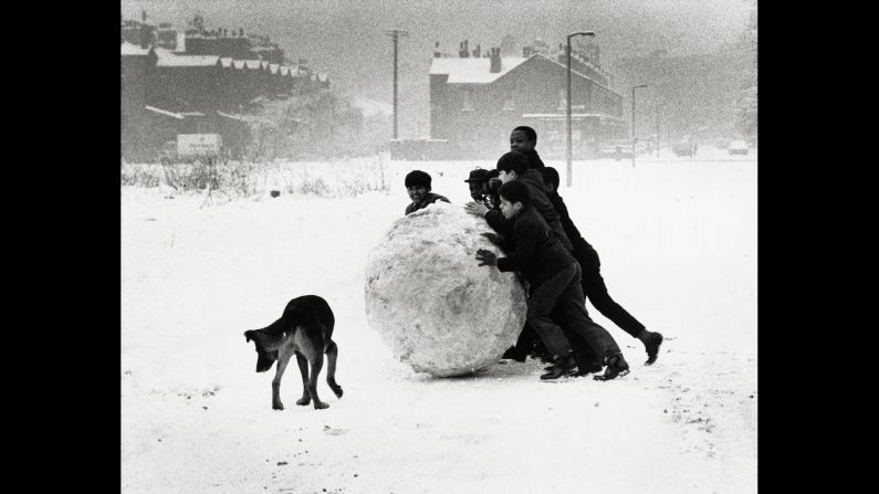The area, she added, had long been decrepit, but for its residents, it was home. "They were used to it. The buildings were coal black and the water at the docks was like treacle. After the demolitions, all the moths changed color," she told The Guardian. Here, boys roll a snowball in 1968 Manchester.