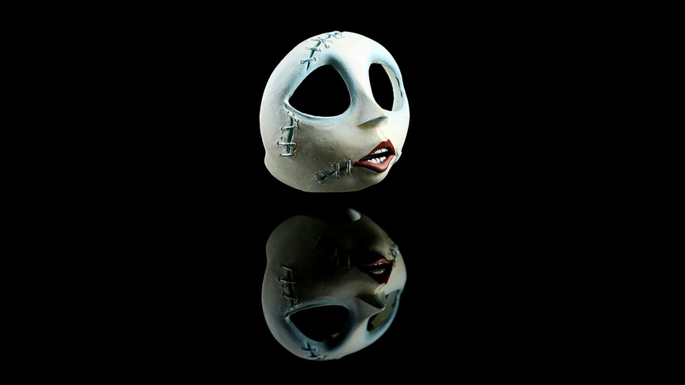 One of the smallest items available at the auction, Sally's mask is made entirely from fresh resin and finished by hand. The dimensions of this mask are only 4cm x 4cm x 3cm.