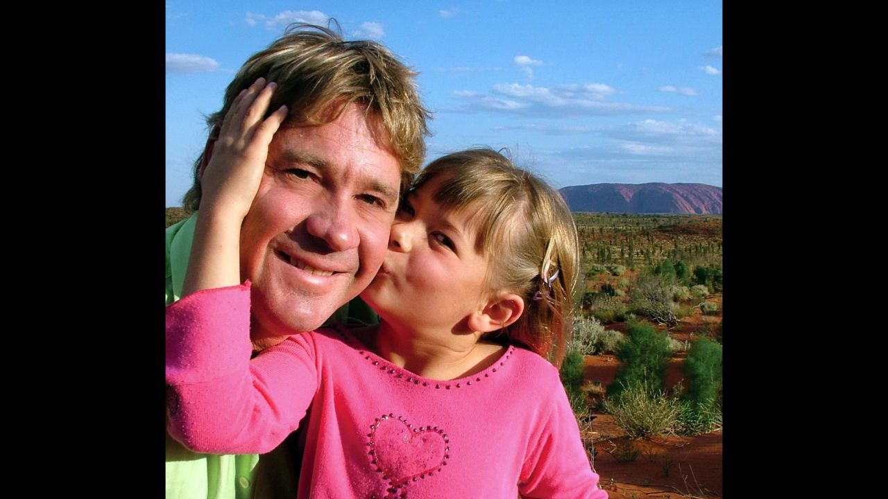 "Crocodile Hunter" Steve Irwin with daughter Bindi in 2006 at Uluru, Australia.